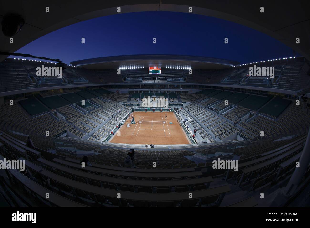 Vista generale del campo centrale Philippe Chatrier di notte, sotto il  coprifuoco e dietro porte chiuse durante Roland-Garros 2021, torneo di  tennis Grand Slam il 30 maggio 2021 allo stadio Roland-Garros di