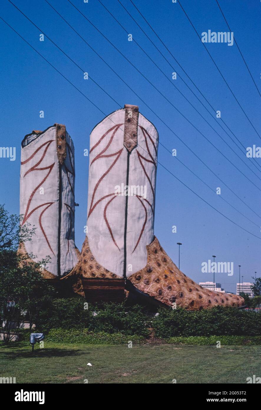 1980 Stati Uniti - i più grandi stivali da cowboy, Access Road, i-410 [la scultura, formalmente intitolata The Biggest Cowboy Boots in the World è stata copyright nel 1979 dall'artista Bob Wade], San Antonio, Texas 1982 Foto Stock