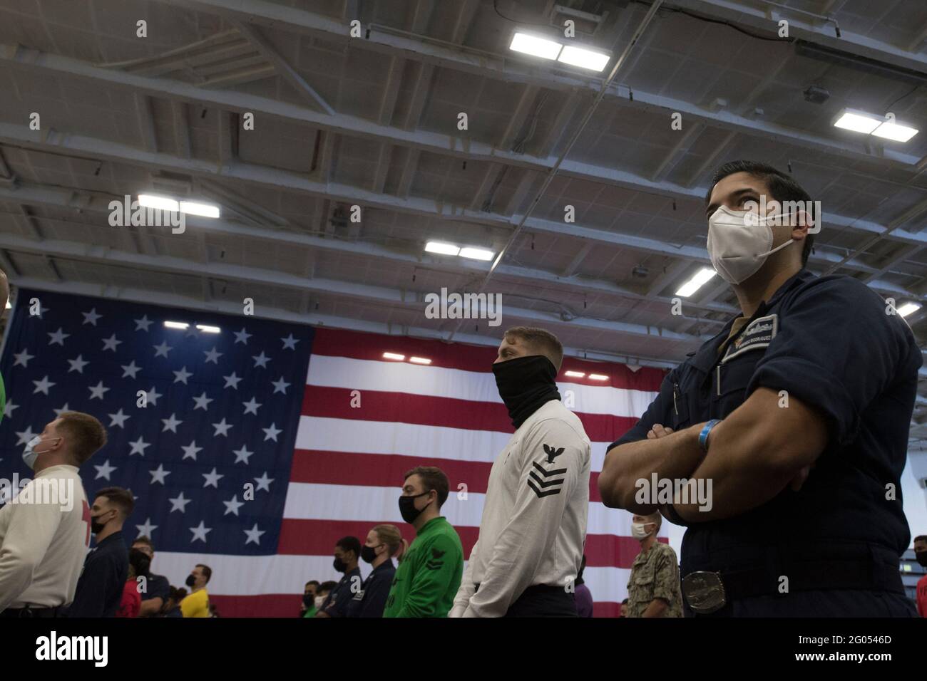 Reportage: I marinai frequentano la All-Hands condotta dal Segretario della Difesa Mark T. Esper, sulla portaerei nucleari di classe Nimitz USS Carl Vinson, in corso nell'Oceano Pacifico, 17 settembre 2020. Foto Stock