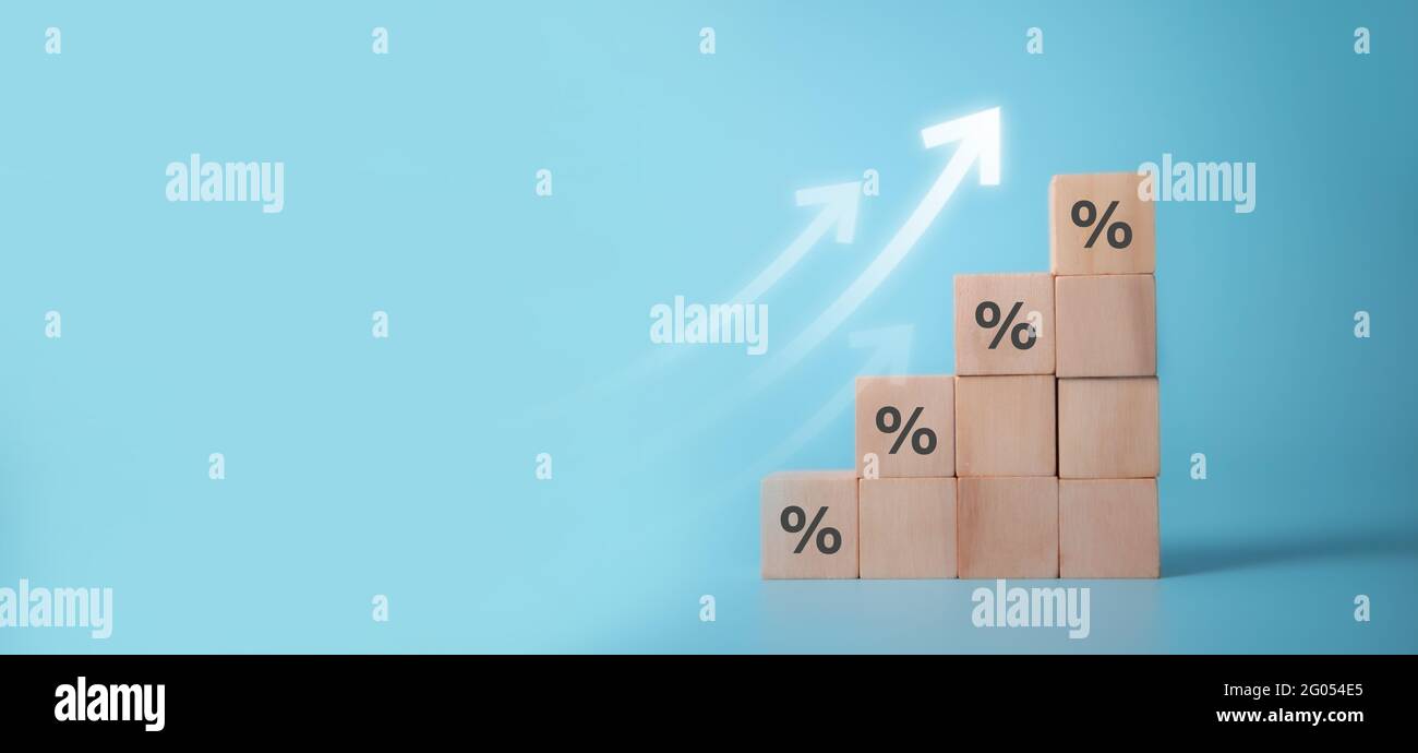 Blocchi di legno con segno percentuale,rappresentano in significati di aumento del tasso di interesse, aumento della prestazione, aumento delle vendite, crescita del business , percentuale g Foto Stock