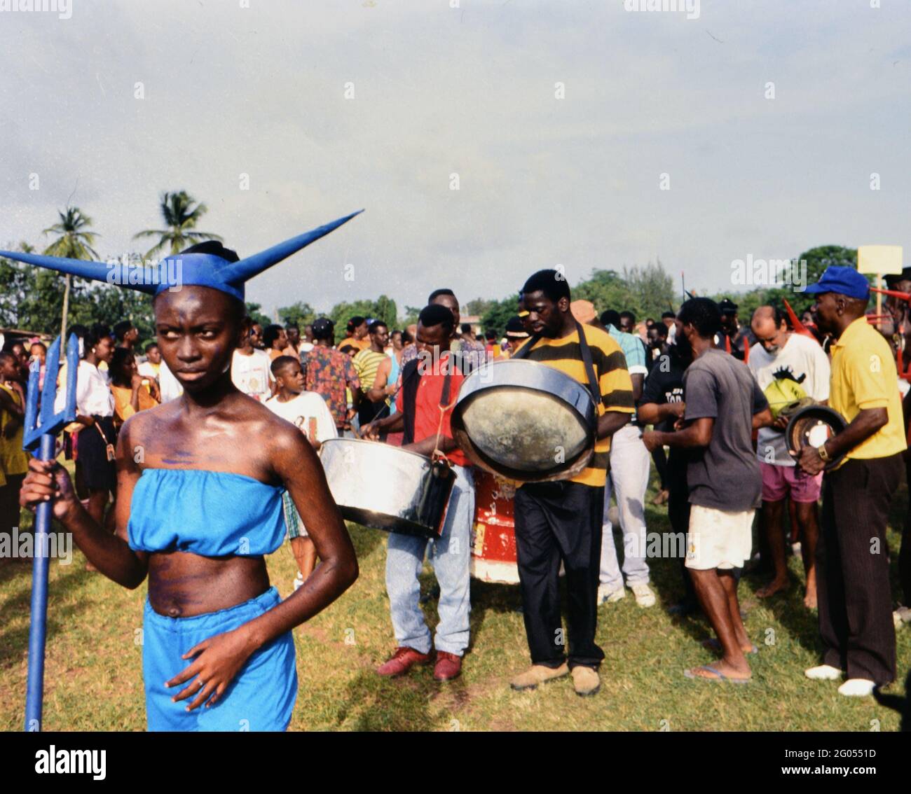 Anni '90 Trinidad e Tobago - festival annuale del patrimonio, batteristi e diavolo blu nella sfilata di carnevale vecchio tempo a Tobago ca. 1995 Foto Stock