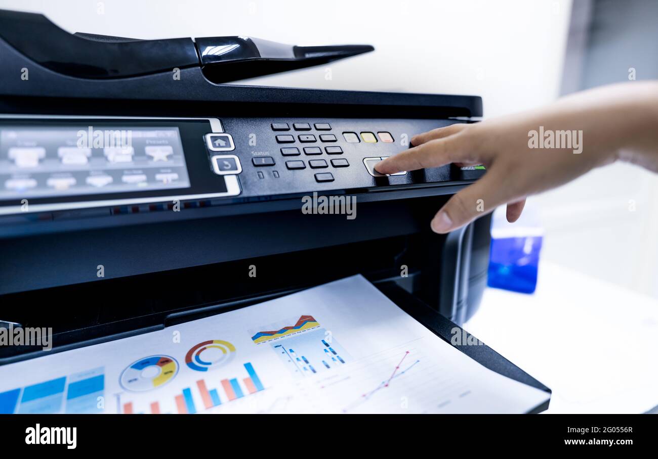 Lavoro d'ufficio stampa carta su stampante laser multifunzione.  Fotocopiatrice, stampa, scansione e fax in ufficio. Tecnologia di stampa  moderna. Fotocopiatrice Foto stock - Alamy