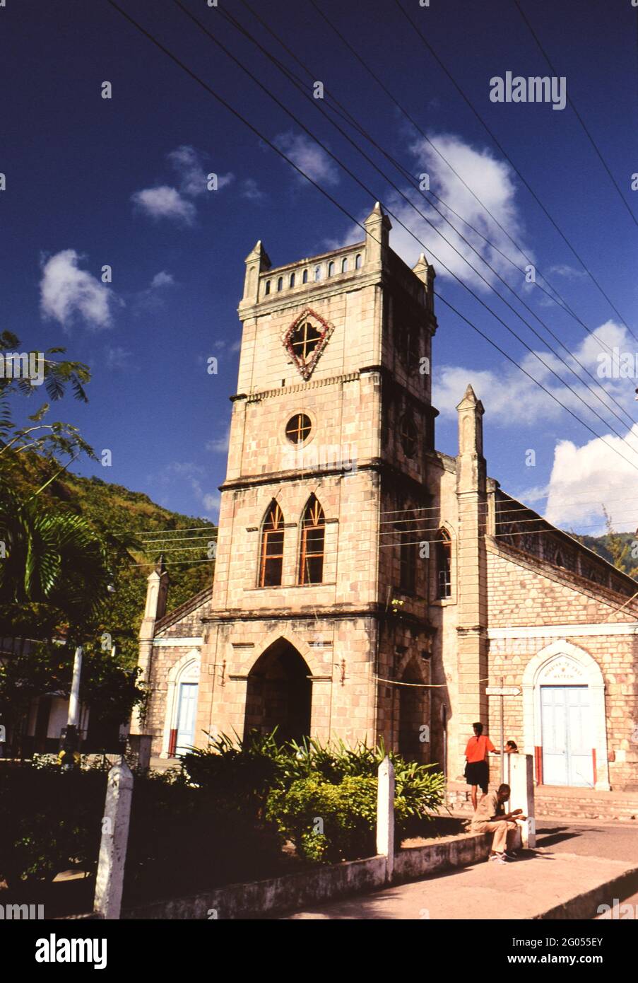 Anni '90 Santa Lucia (Caraibi orientali) - il parco / piazza della città e catederale in Soufriere ca. 1995-1999 Foto Stock