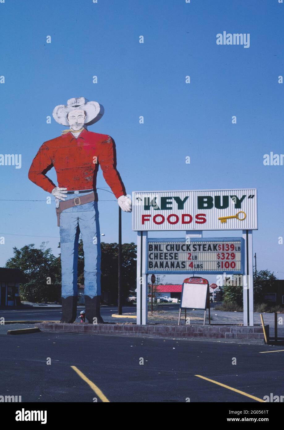 1980 America - Key Buy Foods Cowboy Sign, Umatilla, Oregon 1987 Foto Stock