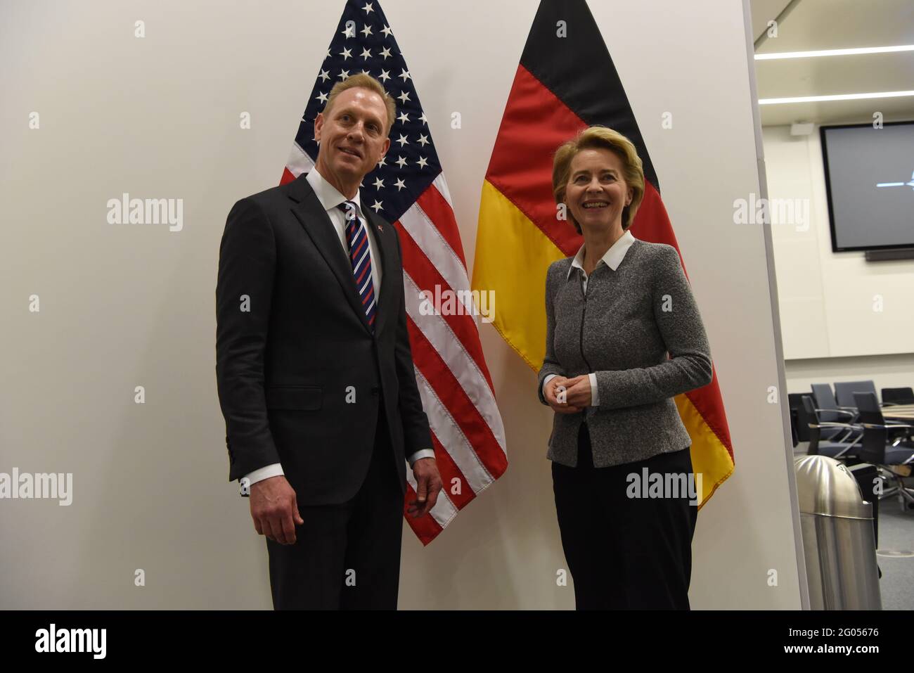 Reportage: Il Segretario della Difesa statunitense Patrick M. Shanahan incontra il Ministro della Difesa tedesco Ursula von der Leyen durante un ministero della Difesa presso la sede della NATO, Bruxelles, Belgio, 14 febbraio 2019. Foto Stock