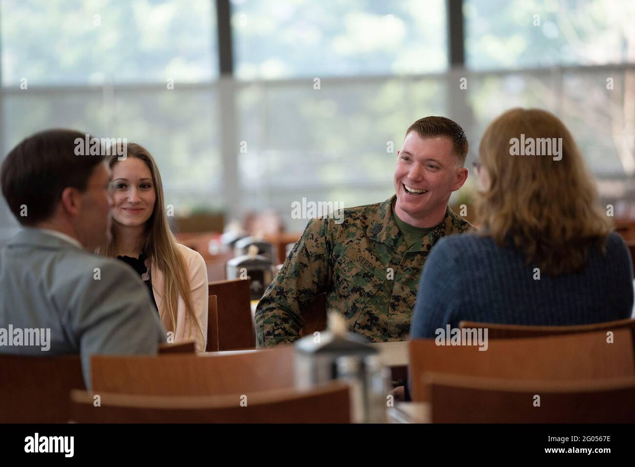 Reportage: Il Segretario della Difesa, il Dr. Mark T. Esper, visita un membro del servizio al Walter Reed National Military Medical Center, Bethesda, M., 6 marzo 2020. Foto Stock