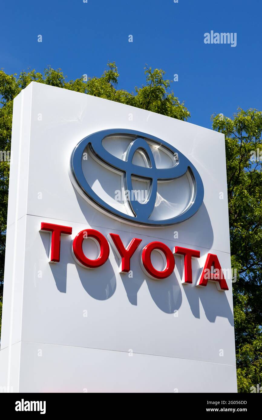 Ottawa, Ontario, Canada - 31 maggio 2021: Il logo della Toyota Motor Corporation (TYO: 7203, NYSE: TM) è visualizzato su un cartello all'esterno di un'auto reale di Ottawa Foto Stock