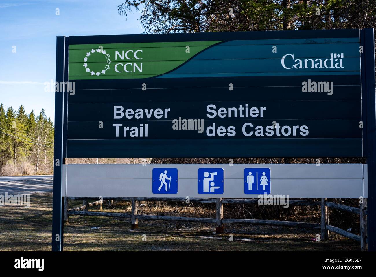 Ottawa, Ontario, Canada - 8 aprile 2021: Un cartello della National Capital Commission (NCC) all'ingresso del parcheggio Beaver Trail su Moodie Drive. Foto Stock