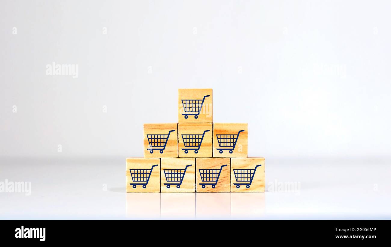 Blocchi di legno impilati e icone di vendita e idee di marketing. Foto Stock