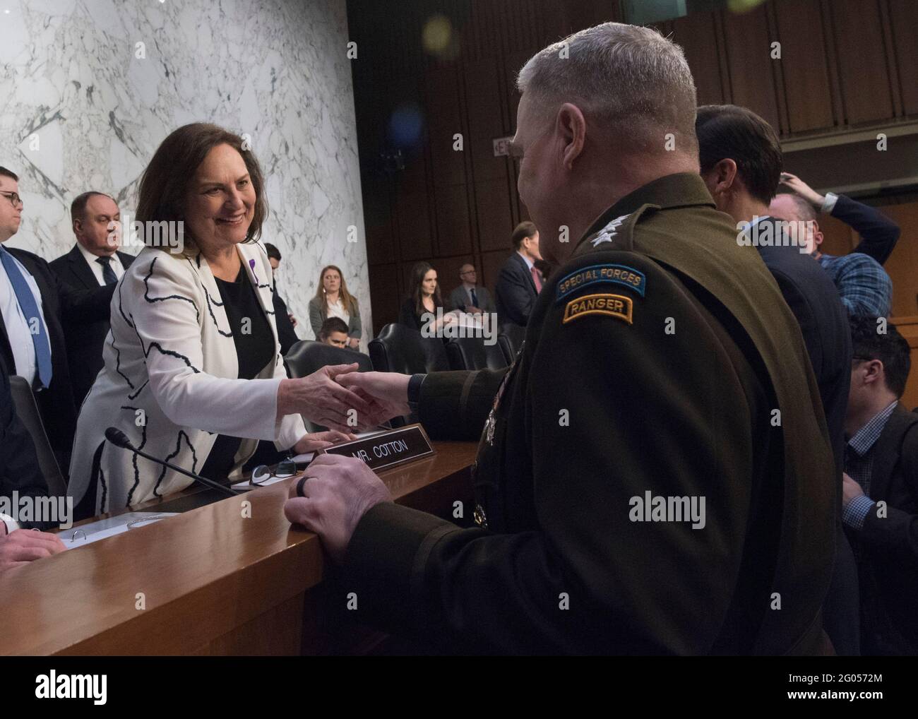 Reportage: Il presidente dei capi congiunti dell'esercito del personale Gen. Mark A. Milley saluta il senatore Deb Fischer del Nebraska prima dell'inizio di un'audizione di posizione di bilancio di difesa, edificio dell'ufficio del Senato di Hart, Washington, D.C., 4 marzo 2020. Foto Stock