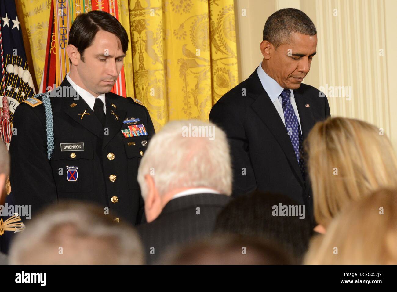 Reportage: Medaglia d'onore ex capitano dell'esercito William Swenson e presidente Barack Obama pregare alla cerimonia in cui Swenson ha ricevuto il più alto premio militare della nazione per valor, 15 ottobre 2013. Foto Stock