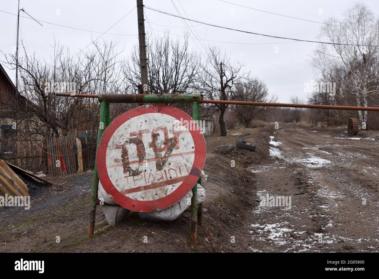 7 febbraio 2021, Zaitsevo, regione di Donetskaya, Ucraina: Un confine prima della prima linea dal lato ucraino, un segno speciale che dice che sparano qui''. La popolazione civile è proibita di andare oltre questo segno. Il conflitto militare in Ucraina è in corso per il settimo anno. Durante questo periodo, la maggior parte della gente del posto si è abituata ai rapporti giornalieri dalla prima linea, che sono trasmessi dai canali di notizie. La gente non ha più una reazione così forte al filmato con i risultati di shelling, come è stato nel 2014-2015. Una persona può abituarsi a molte cose, anche alla vita Foto Stock