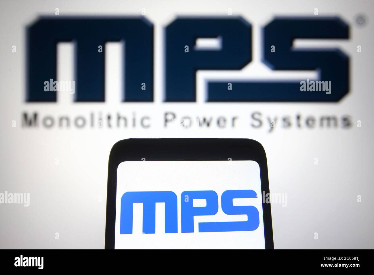 Ucraina. 31 maggio 2021. In questa illustrazione fotografica, il logo Monolithic Power Systems (MPS) viene visualizzato sullo schermo di uno smartphone e di un pc. Credit: SOPA Images Limited/Alamy Live News Foto Stock