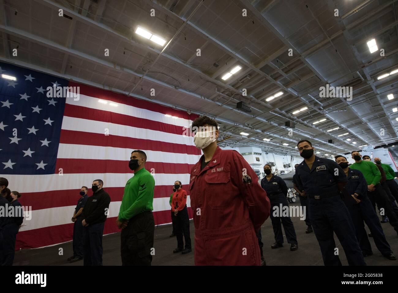 Reportage: I marinai frequentano la All-Hands condotta dal Segretario della Difesa Mark T. Esper, sulla portaerei nucleari di classe Nimitz USS Carl Vinson, in corso nell'Oceano Pacifico, 17 settembre 2020. Foto Stock