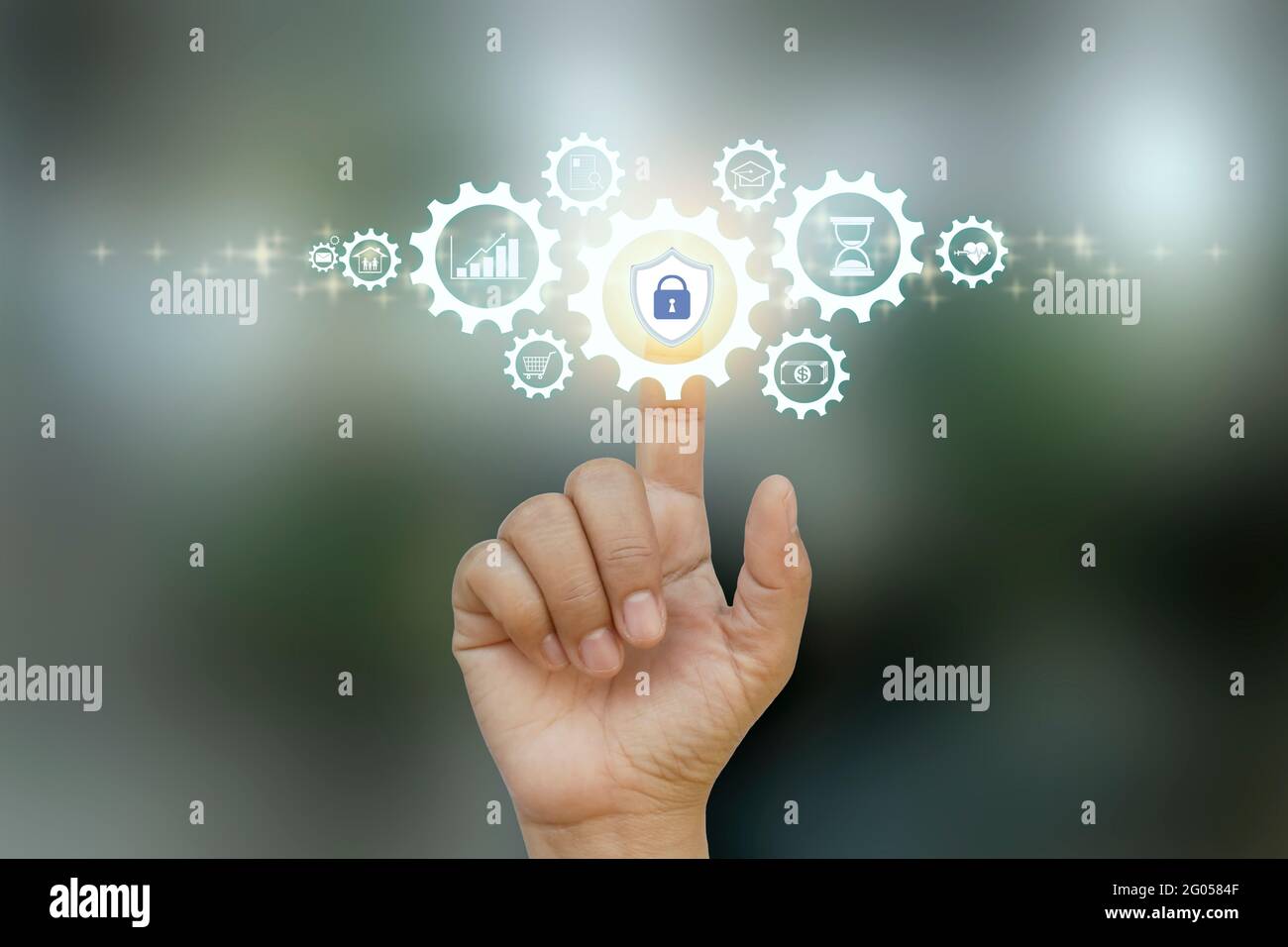Business persone cliccando sull'icona di protezione Internet business e il concetto di sicurezza finanziaria. Foto Stock