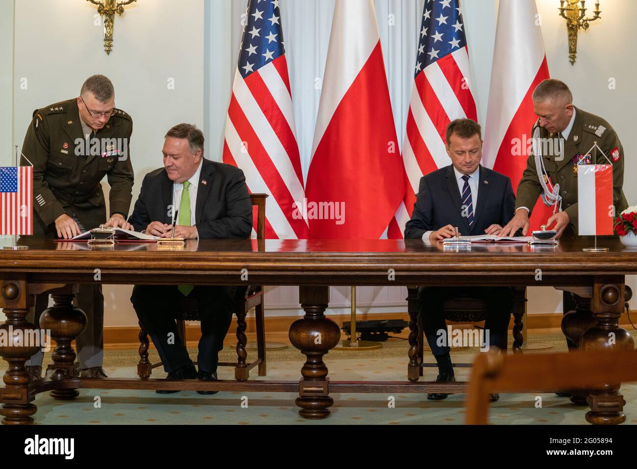 Il Segretario di Stato Michael R. Pompeo partecipa alla cerimonia di firma dell'accordo di cooperazione rafforzata tra Stati Uniti e Polonia con il presidente polacco Andrzej Duda e il ministro polacco della Difesa Mariusz Błaszczak, a Varsavia, Polonia, il 15 agosto 2020 Foto Stock
