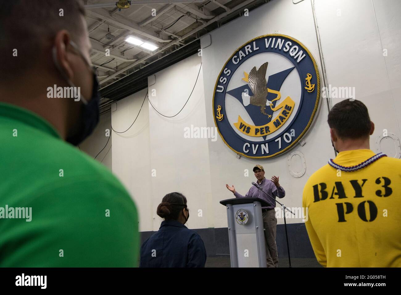 Reportage: Il Segretario della Difesa Mark T. Esper parla ai marinai in una chiamata generale sulla portaerei nucleare di classe Nimitz USS Carl Vinson, in corso nell'Oceano Pacifico, 17 settembre 2020. Foto Stock