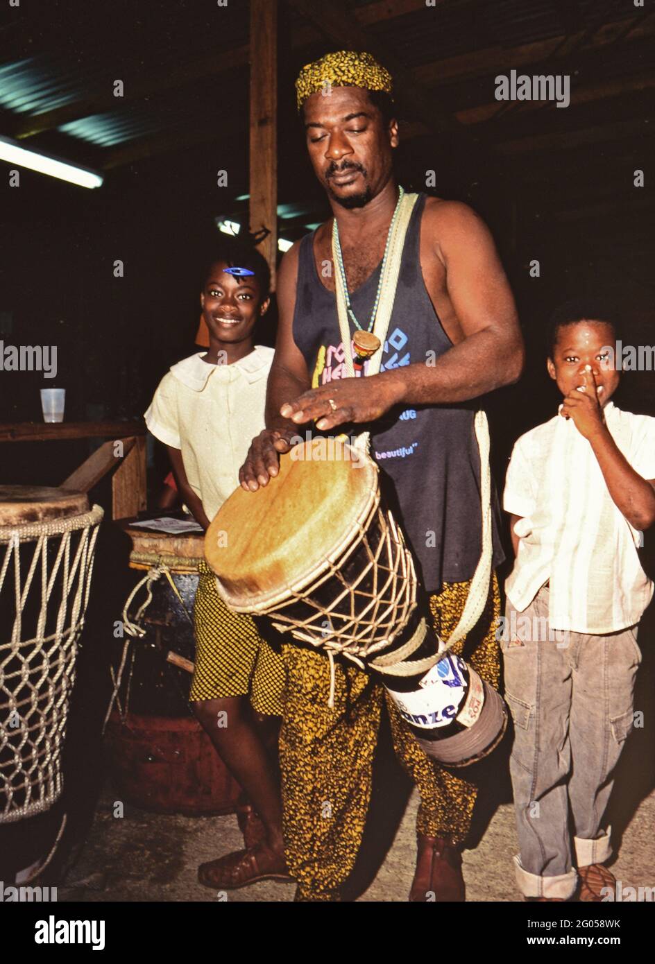 Novanta Trinidad e Tobago - Tobago Heritage Festival - batterista professionista con i suoi figli e tamburo fatto a mano ca. 1992 Foto Stock