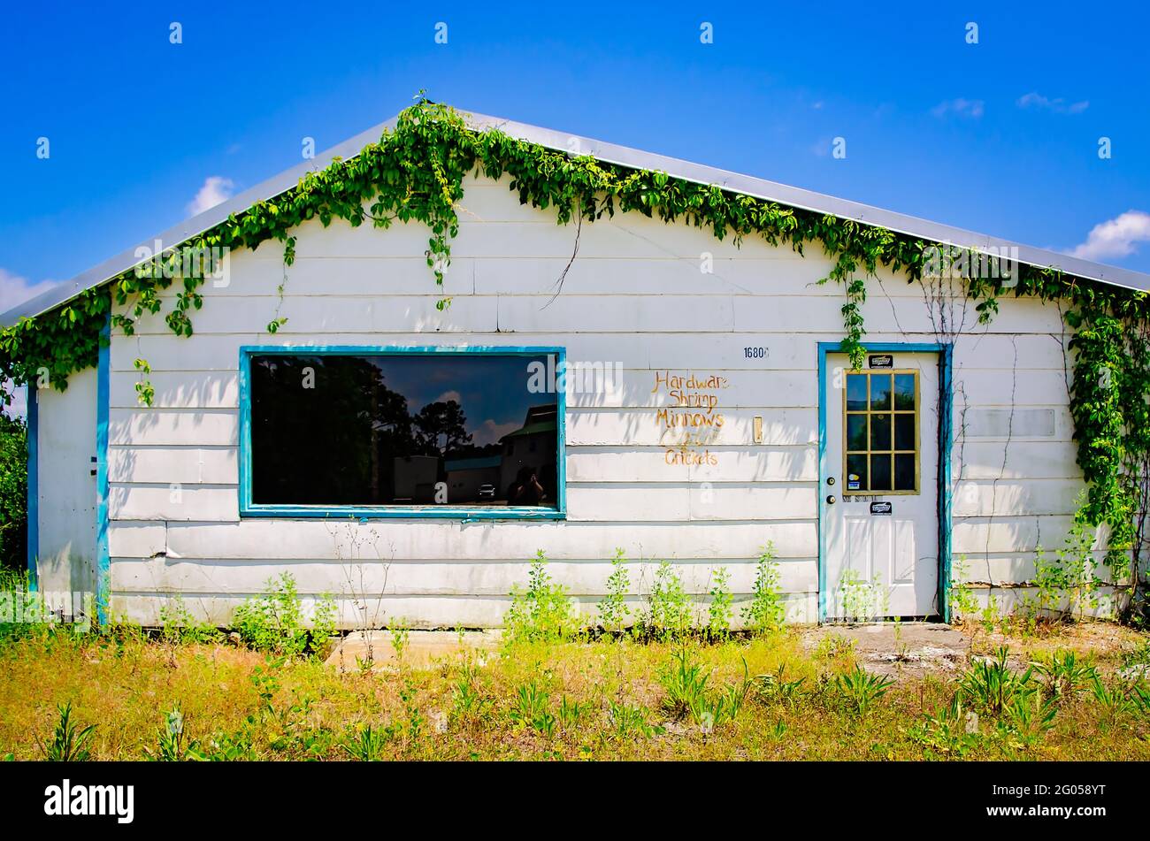 Un negozio di esche abbandonate è raffigurato sul fiume Bon Secour, 27 maggio 2021, a Bon Secour, Alabama. Foto Stock