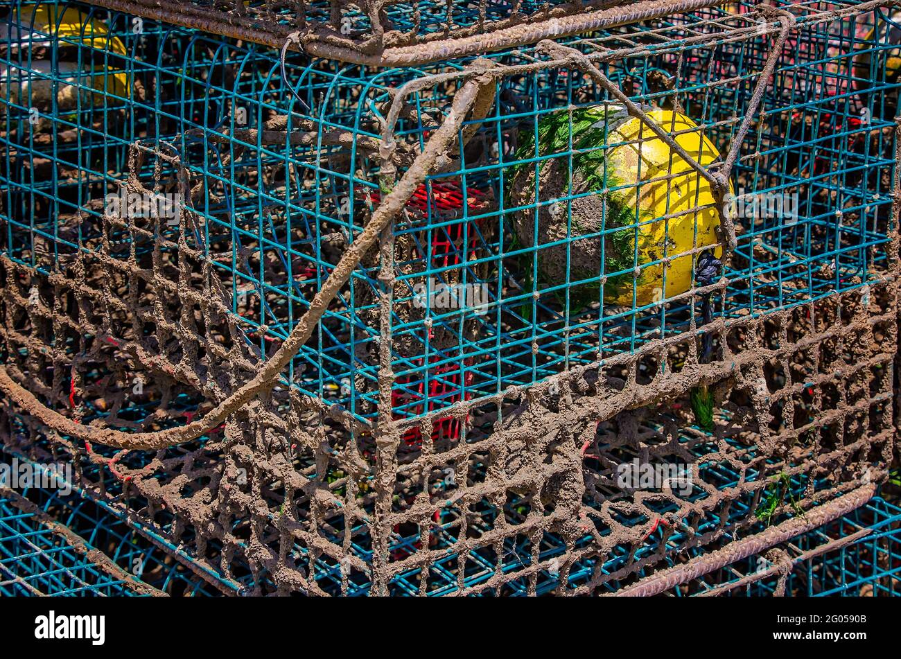 Le trappole di granchio fangoso sono accatastate dietro Billy’s Seafood lungo le rive del fiume Bon Secour, il 27 maggio 2021, a Bon Secour, Alabama. Foto Stock