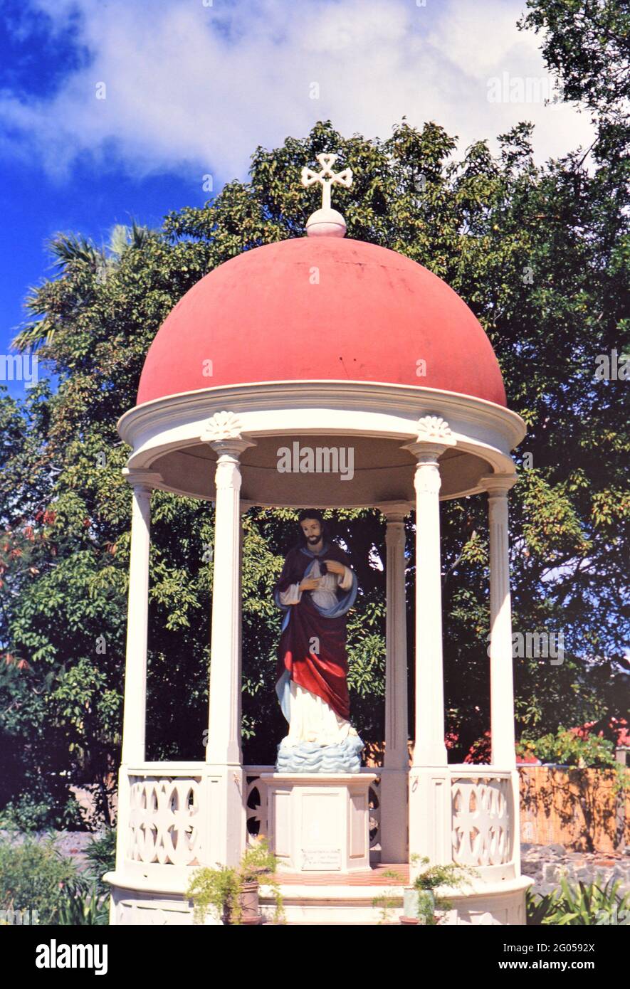 Novanta San Bartolomeo – UN gazebo a cupola rossa vicino alla chiesa cattolica onora il Sacro cuore di Gesù ca. 1991 Foto Stock