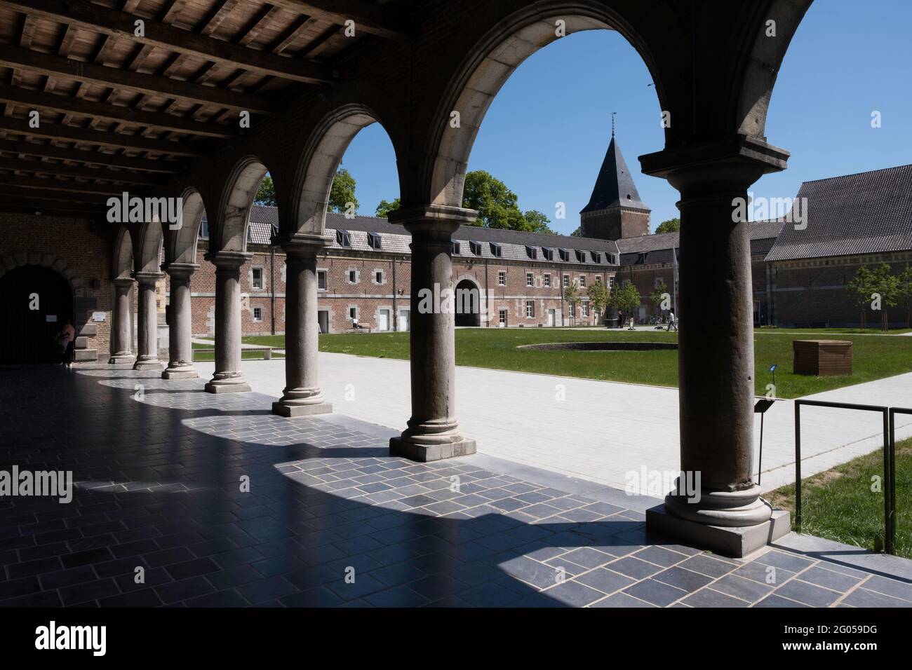 Castello di Alden Biesen visto dal cortile coperto con colonnato in Belgio, nel piccolo villaggio di Rijkhoven nel comune di Bilzen Foto Stock