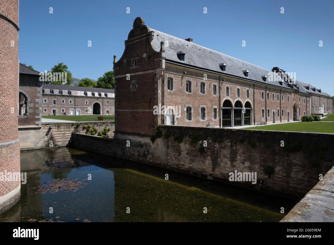 Castello di Alden Biesen con fossato in Belgio, nel piccolo villaggio di Rijkhoven nel comune di Bilzen Foto Stock