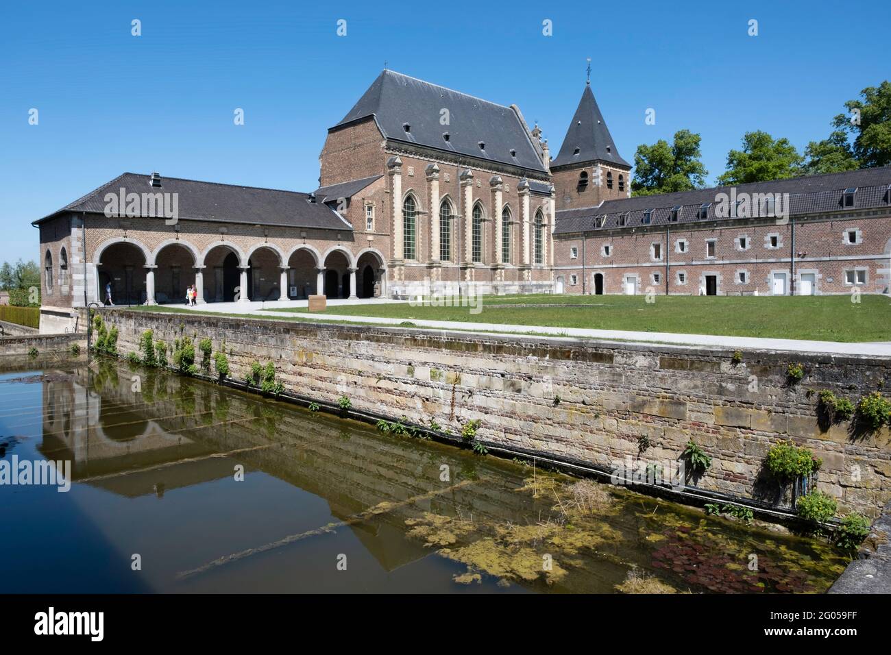 Castello di Alden Biesen con fossato in Belgio, nel piccolo villaggio di Rijkhoven nel comune di Bilzen Foto Stock