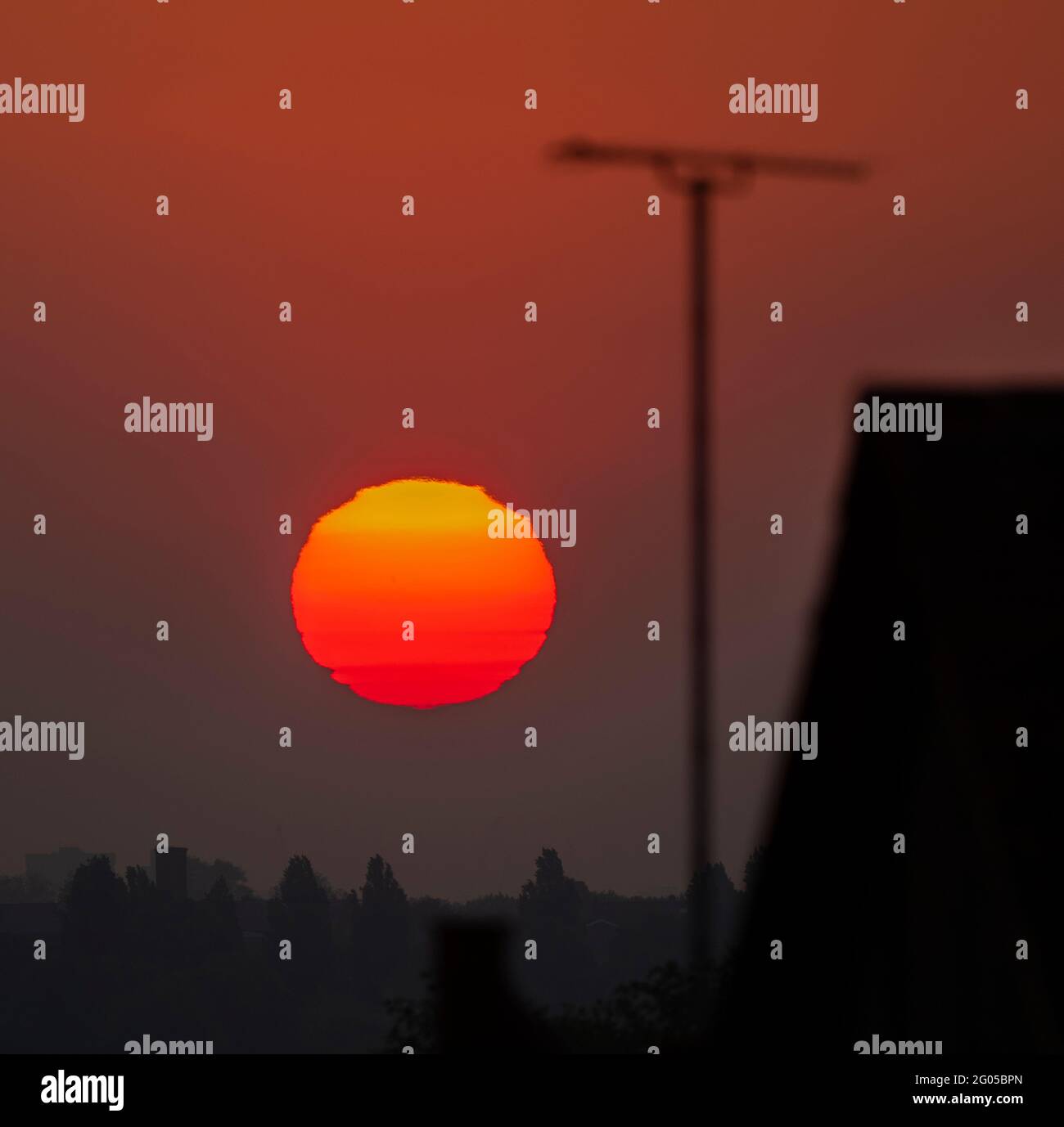 Wimbledon, Londra, Regno Unito. 1 giugno 2021. Il sole sorge contorde di forme mentre si muove attraverso strati spessi di atmosfera vicino all'orizzonte su Londra prima di iniziare un giorno di mini temperature di onda di calore. Credit: Malcolm Park/Alamy Live News. Foto Stock