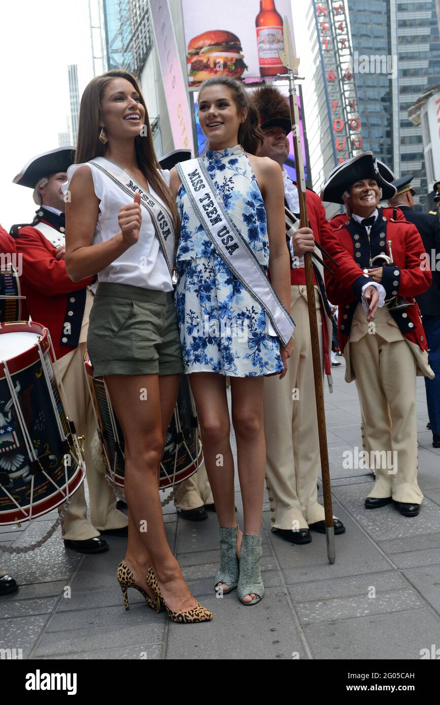 Reportage: Miss USA Nia Sanchez e Miss Teen USA K. Lee Graham festeggiano il 240° compleanno dell'esercito americano a Times Square nel 2015. L'esercito celebra il suo 240° compleanno con eventi a Times Square, New York, Tra questi, una performance dell'Old Guard Fife e Drum Corps e un'apparizione di Miss USA e Miss Teen USA. Foto Stock