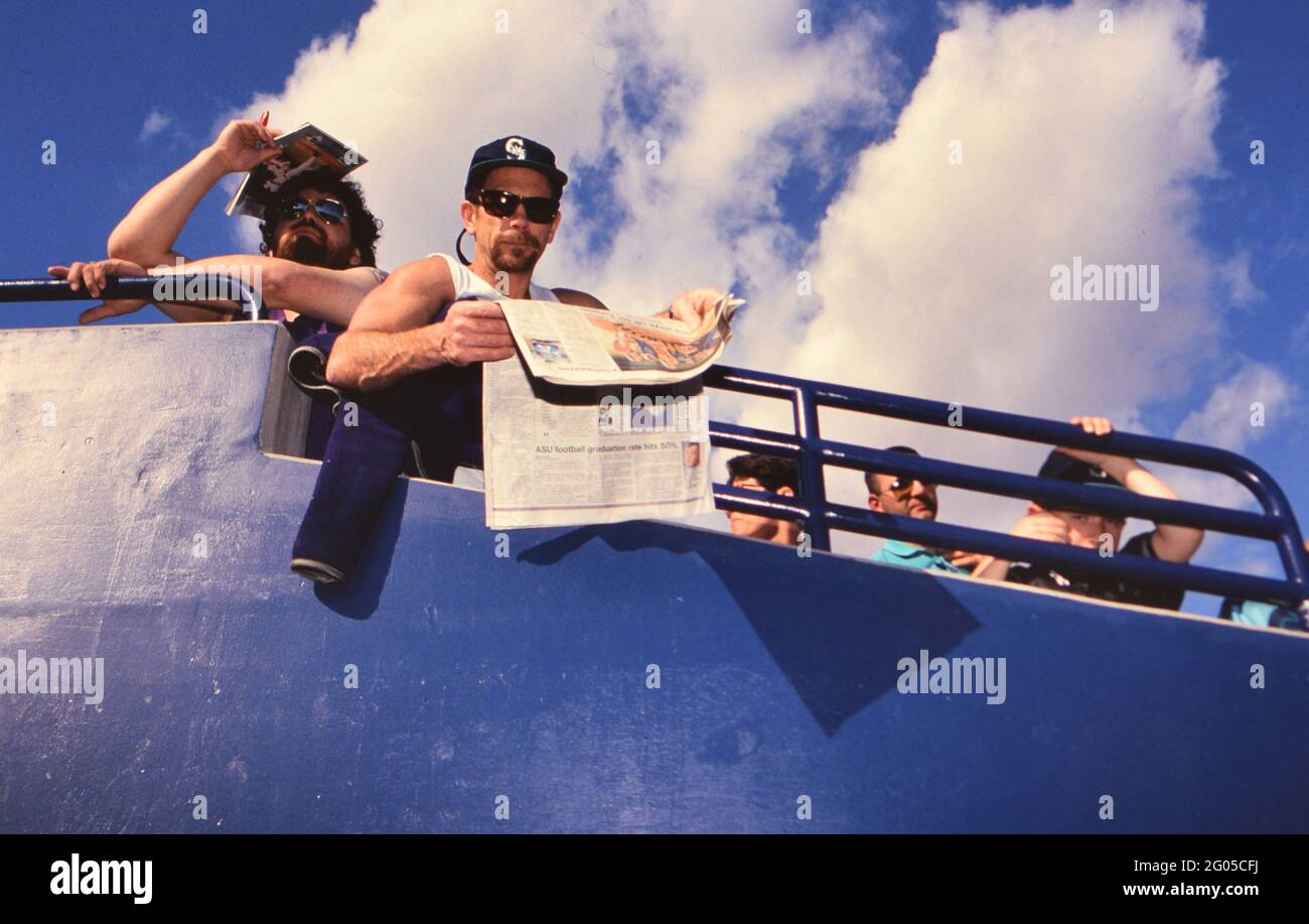 Un fan di baseball legge un giornale mentre si trova in stand durante l'allenamento primaverile -- si prega di credito fotografo Kirk Schlea Foto Stock