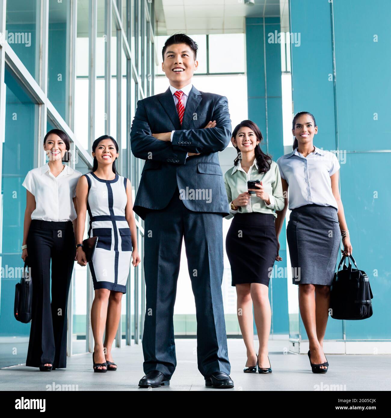 Il team di affari asiatico di dirigenti molto determinato a trovare alcuni errore nei libri in cui verranno revisionati Foto Stock