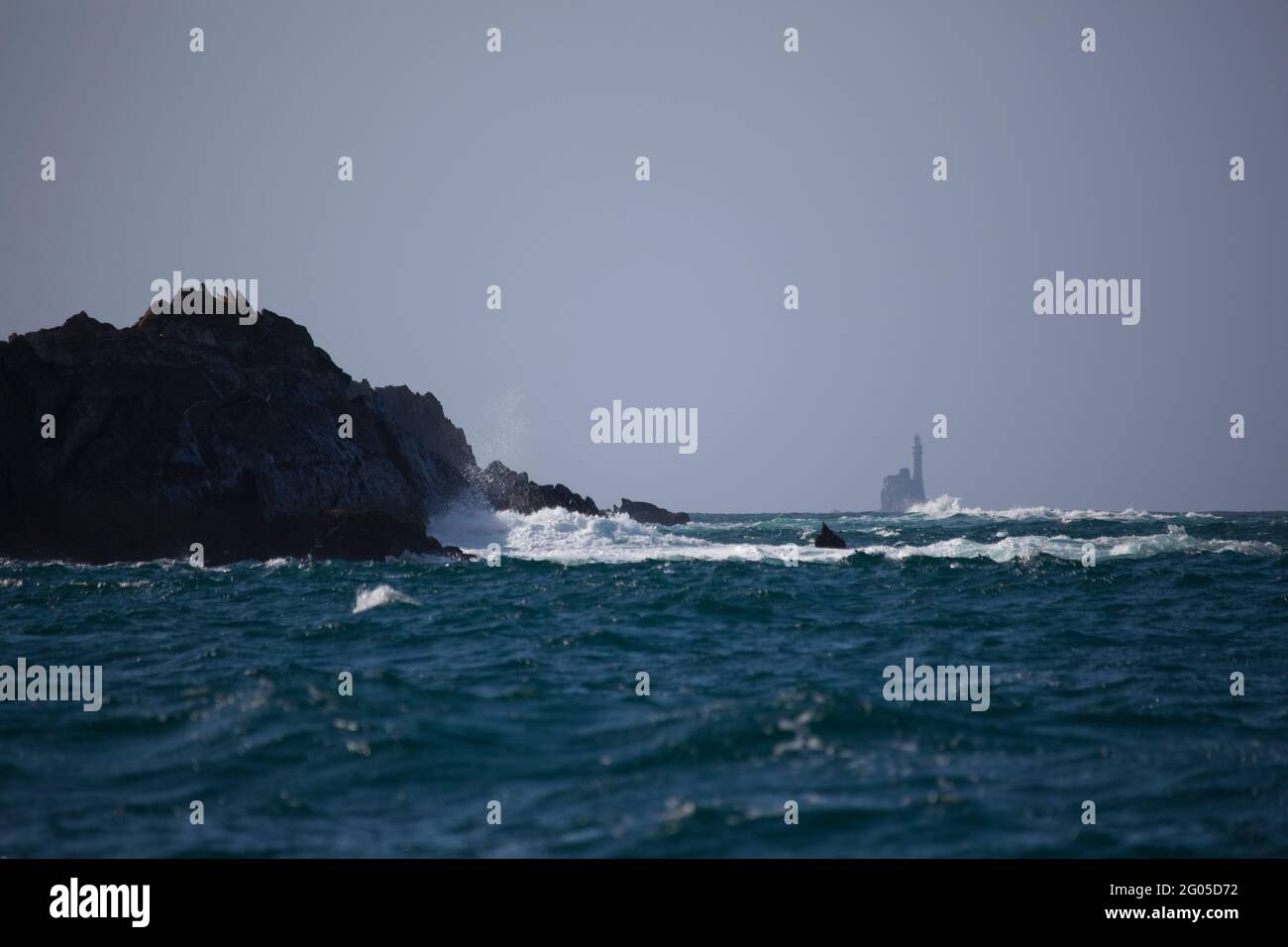 Faro di Fastnet, visto dalle rocce di Cape Clear Island, l'isola più abitata a sud dell'Irlanda, al largo della costa di Co. Cork. Il roc Fastnet Foto Stock Faro di Fastnet, visto dalle rocce di Cape Clear Island, l'isola più abitata a sud dell'Irlanda, al largo della costa di Co. Cork. Il roc Fastnet Foto Stock