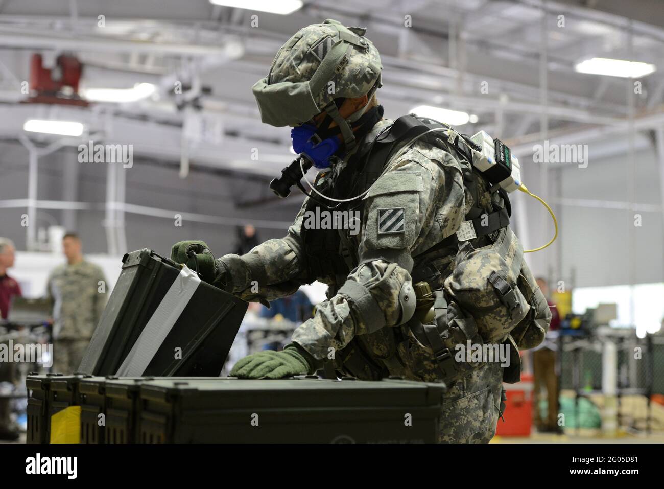 Reportage: Un soldato si prepara a spostare scatole di munizioni del peso di 45 libbre ciascuna, durante lo studio delle richieste fisiche dell'esercito, a Fort Stewart, Ga., 12 marzo 2014. L'esercito sta valutando la forza, la resistenza e la resistenza necessarie per svolgere i compiti di combattimento, in quanto apre i lavori di combattimento alle donne. Foto Stock