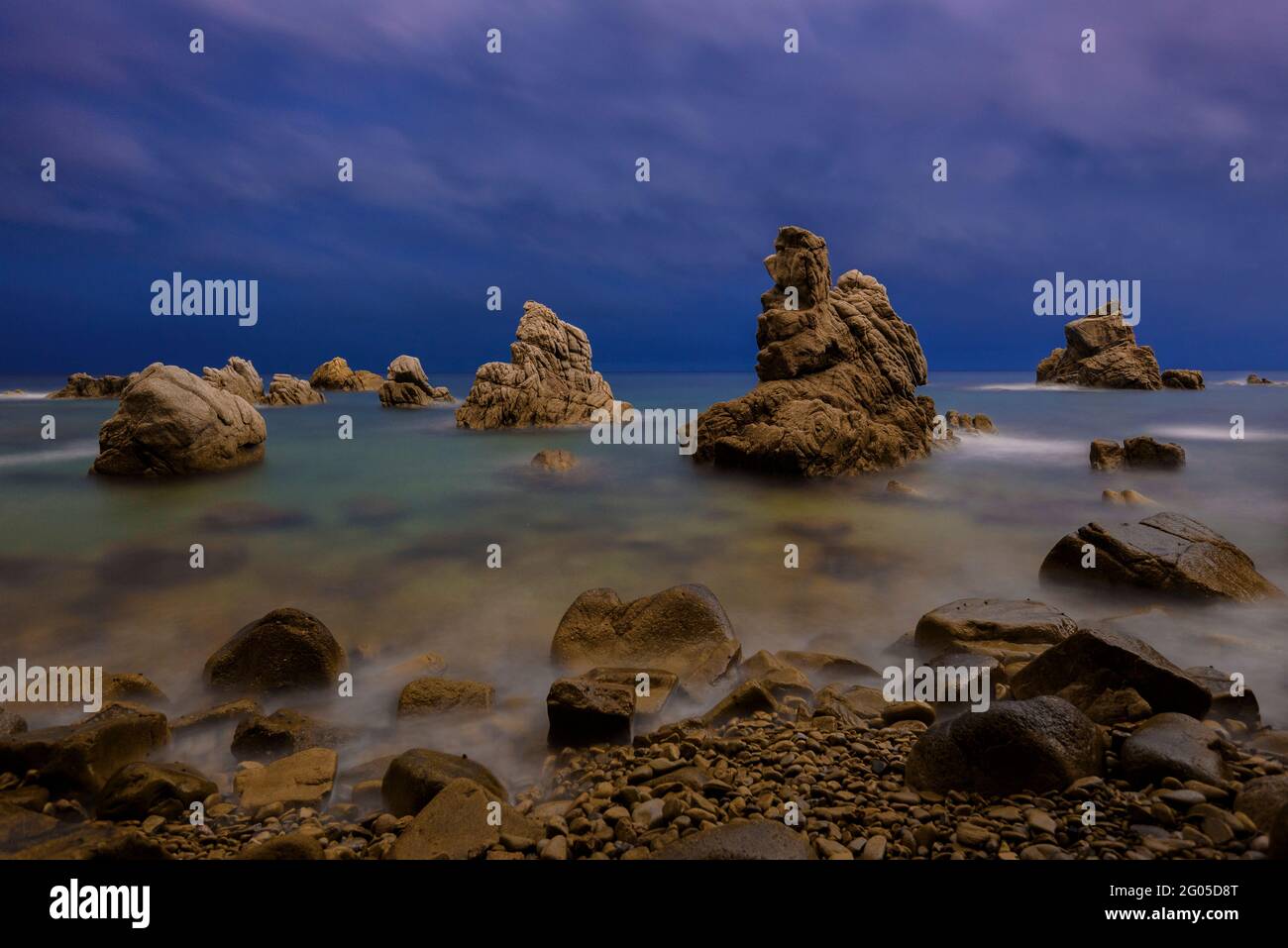 Le rocce di Cala dels Frares piccola baia su una notte nuvolosa a Lloret de Mar (Costa Brava, Girona, Catalogna, Spagna) Foto Stock