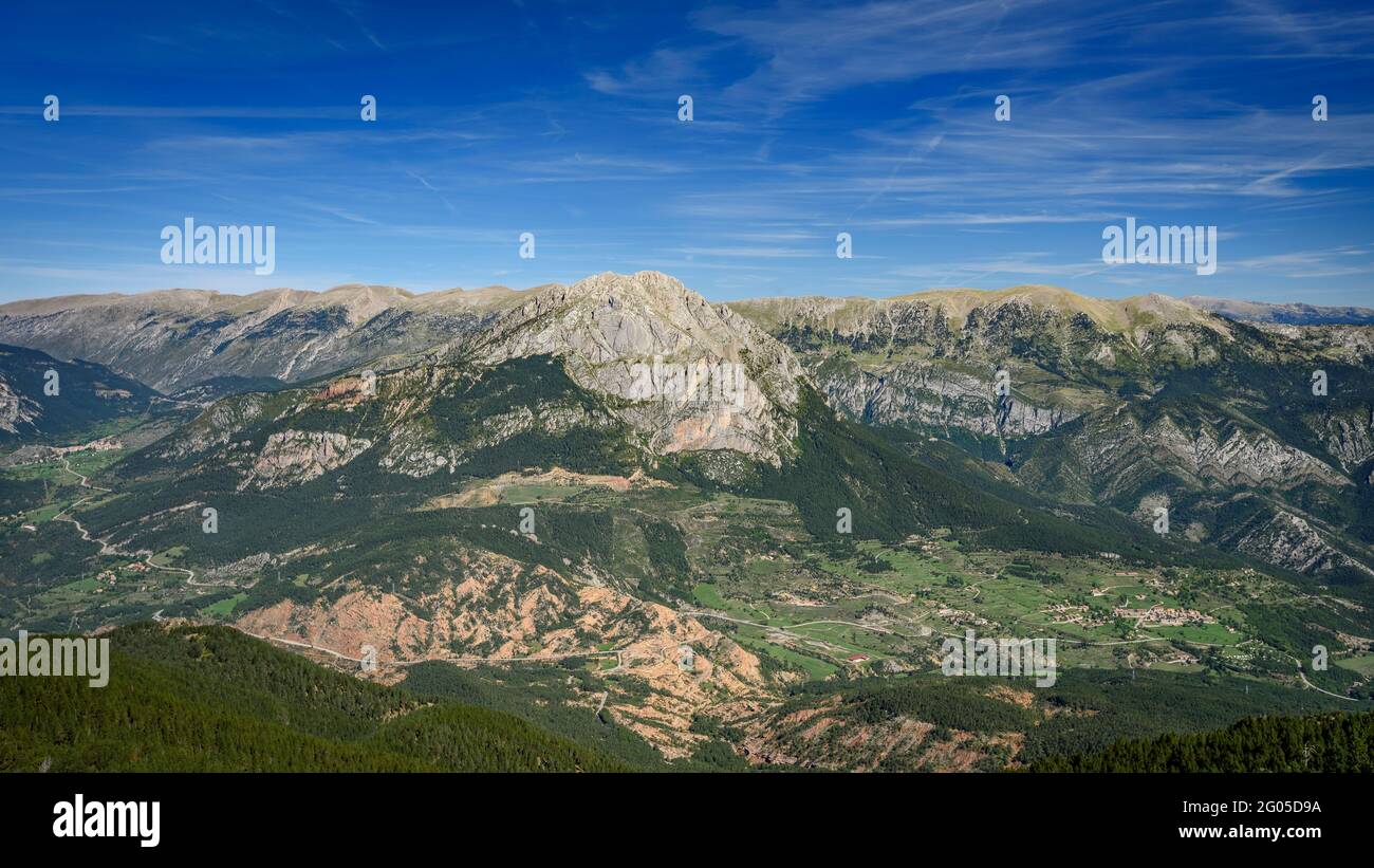 Vista dalla cima di Cap de la Gallina Pelada, con vista sulle facce sud di Pedraforca e Cadí (Berguedà, Catalogna, Spagna, Pirenei) Foto Stock