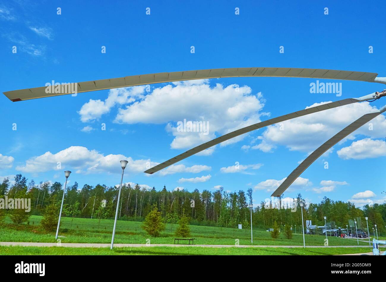 Le pale principali del rotore dell'elicottero sullo sfondo del cielo Foto Stock