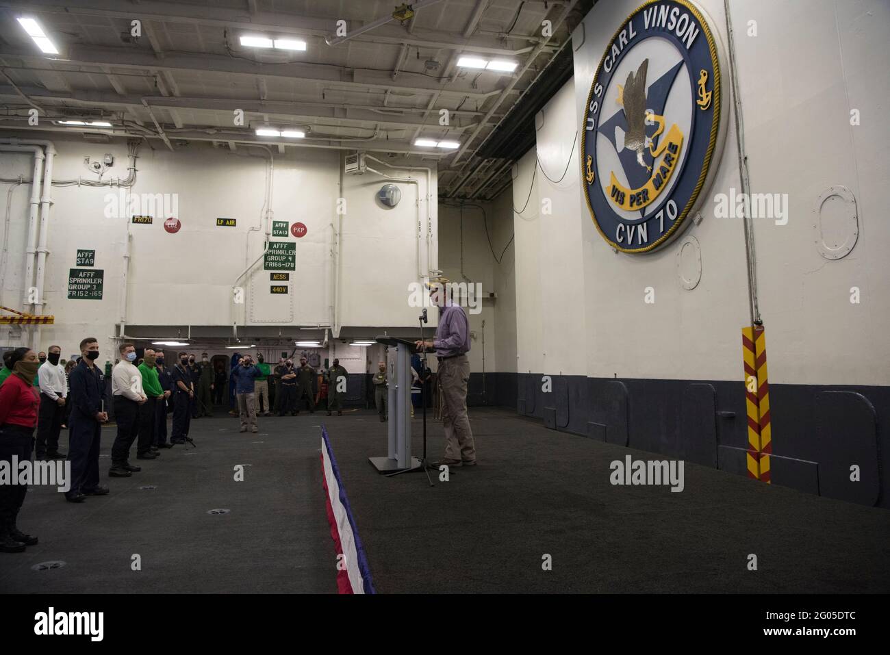 Reportage: Il Segretario della Difesa Mark T. Esper parla ai marinai in una chiamata generale sulla portaerei nucleare di classe Nimitz USS Carl Vinson, in corso nell'Oceano Pacifico, 17 settembre 2020. Foto Stock