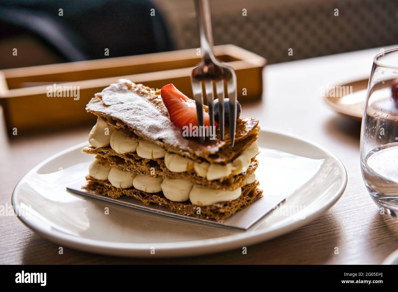 Milfey classica torta con crema di latte nel recipiente Foto Stock