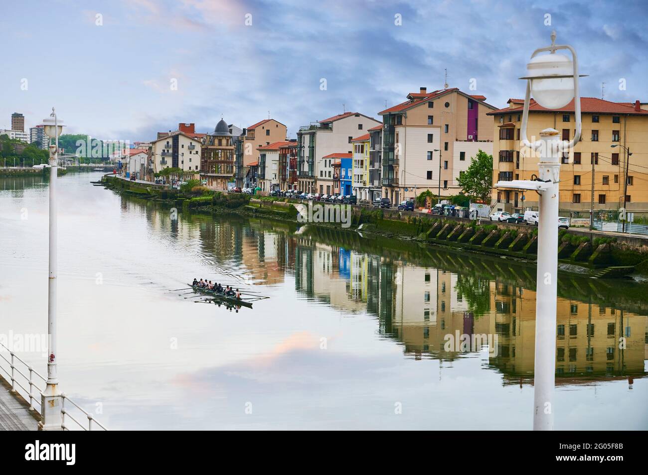 Drifter sul fiume Nervion vista dal quartiere di Olabeaga, Bilbao, Biscay, Paesi Baschi, Euskadi, Euskal Herria, Spagna, Europa Foto Stock