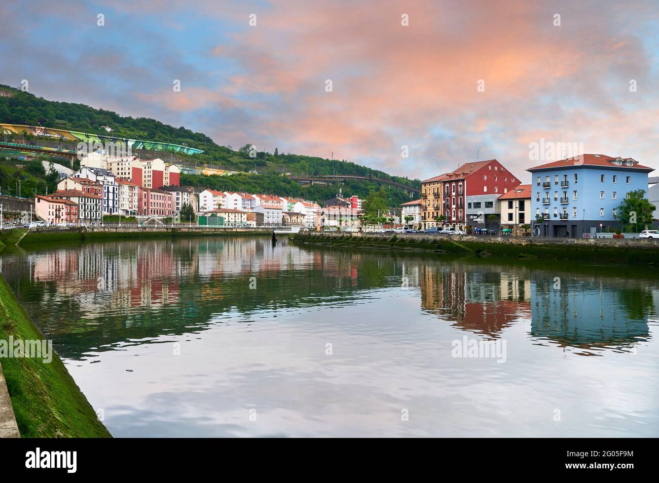 Fiume Nervion, quartiere di Olabeaga e Zorrozaurre, Bilbao, Biscaglia, Paesi Baschi, Spagna, Europa Foto Stock