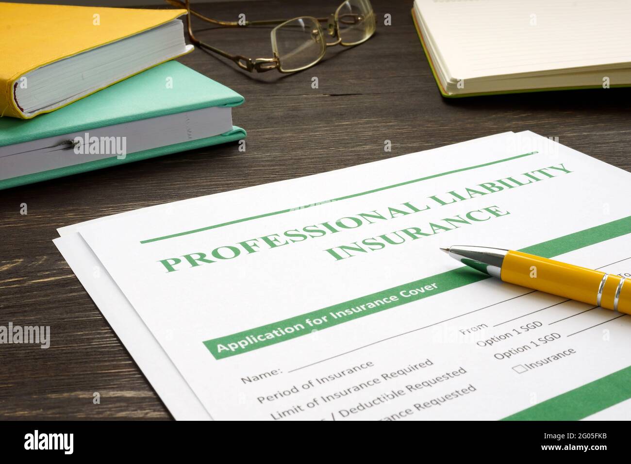 Carte per assicurazione di responsabilità professionale sulla superficie di legno. Foto Stock