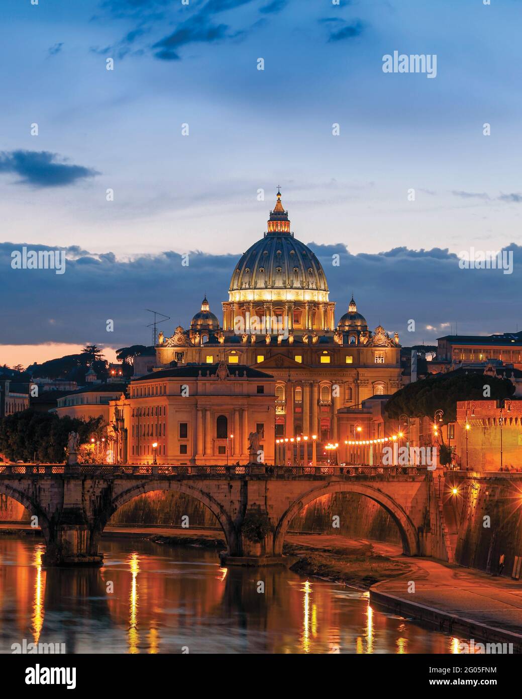 Roma, Italia. Ponte Sant'Angelo e Basilica di San Pietro al tramonto. Il centro storico di Roma è patrimonio dell'umanità dell'UNESCO. Foto Stock