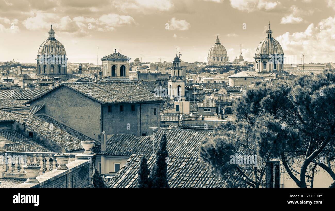Roma, Italia. Tetti e cupole. In lontananza è San Pietro. Il centro storico di Roma è patrimonio dell'umanità dell'UNESCO. Foto Stock
