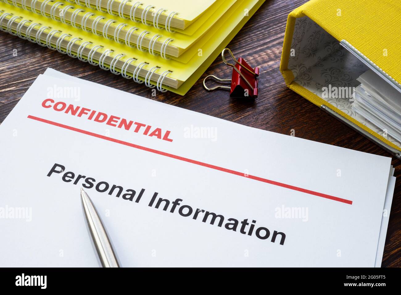 Documenti di informazioni personali con l'etichetta riservata sulla parte superiore. Foto Stock