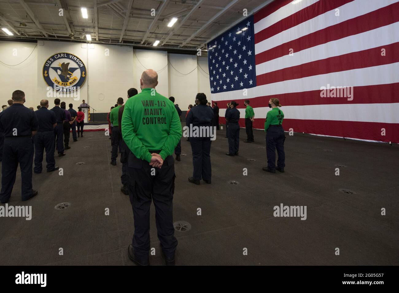 Reportage: Il Segretario della Difesa Mark T. Esper parla ai marinai in una chiamata generale sulla portaerei nucleare di classe Nimitz USS Carl Vinson, in corso nell'Oceano Pacifico, 17 settembre 2020. Foto Stock