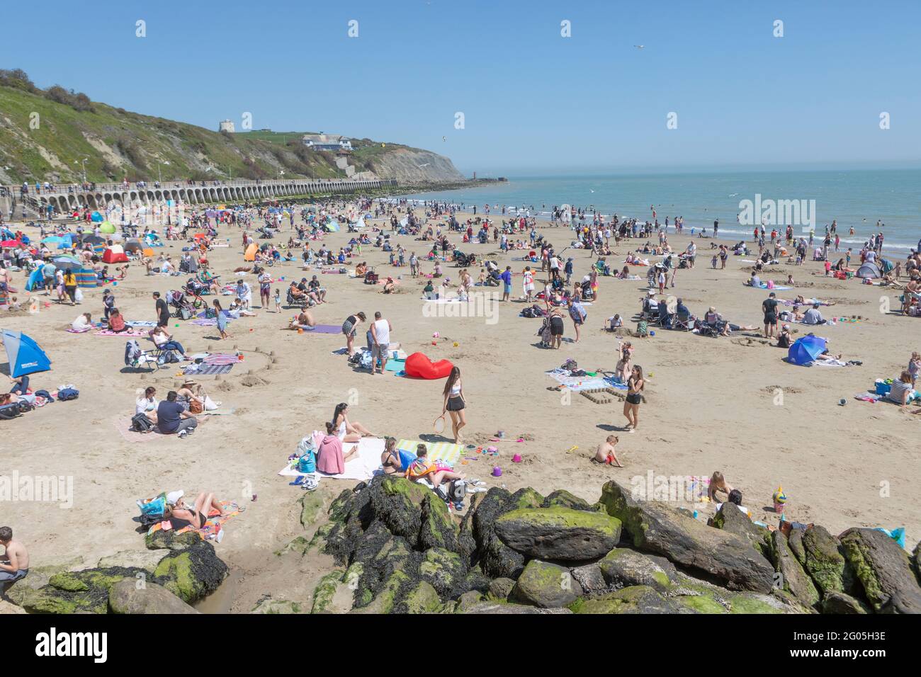 Folle sulla spiaggia Sunny Sands di Folkestone il lunedì di maggio, festa di primavera Foto Stock