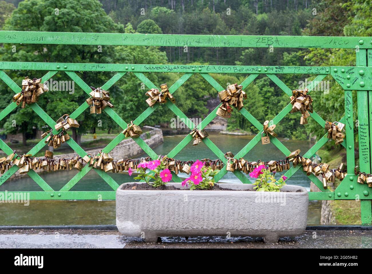 Ponte sul fiume Pliva, Jajce, Bosnia, Bosnia ed Erzegovina con lucchetti di amore eterno Foto Stock