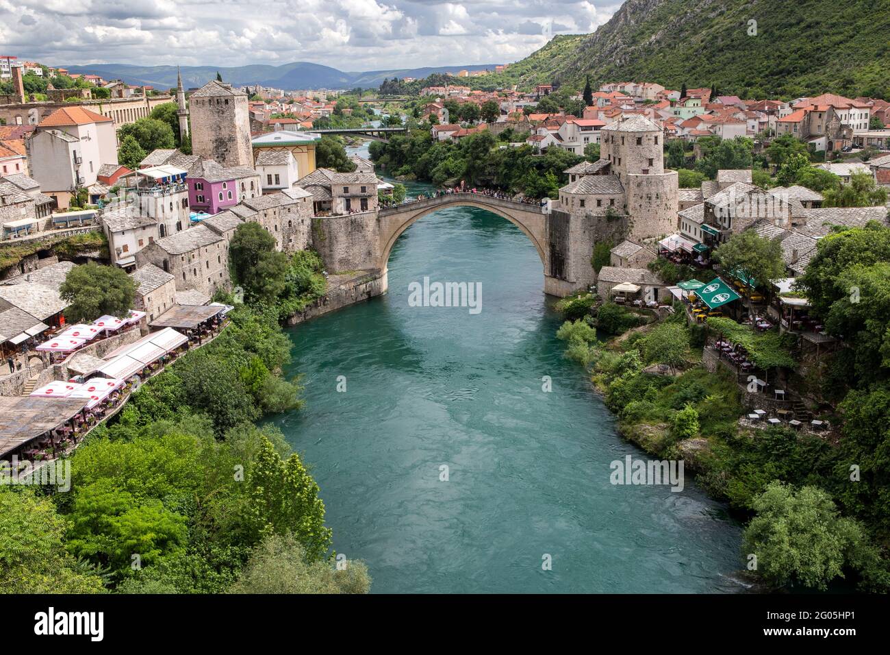 Ricostruito Stari Most, il vecchio ponte, dopo la guerra bosniaca del 1992, e il fiume Neretva, Mostar, Erzegovina, Bosnia-Erzegovina Foto Stock