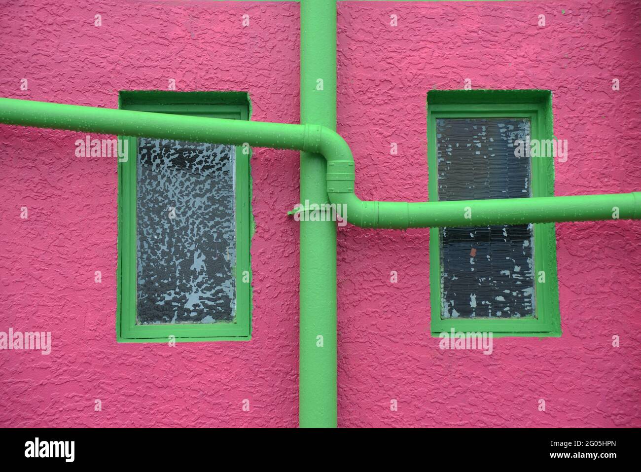 Un nuovo lavoro di verniciatura su una vecchia parete crea un sfondo colorato e testurizzato Foto Stock